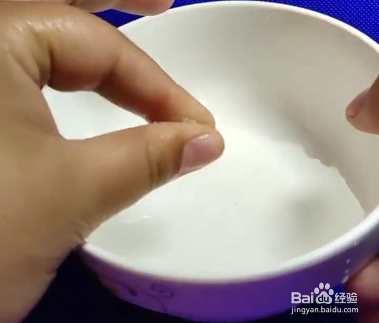 胶水粘在手上怎么清理？