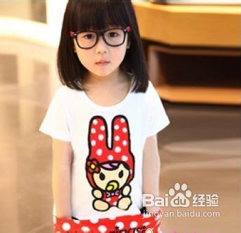 小萝莉巧妙潮搭，成就街头亮眼风景