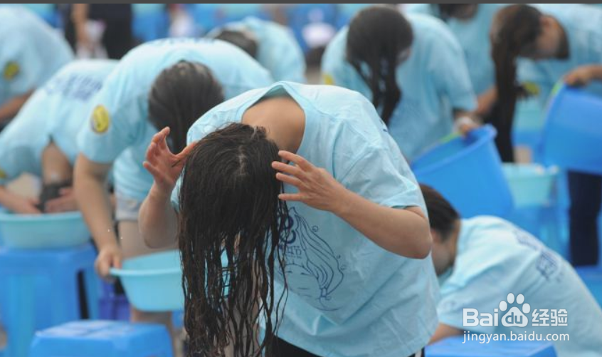 刚染的头发怎么洗可以快点褪色？