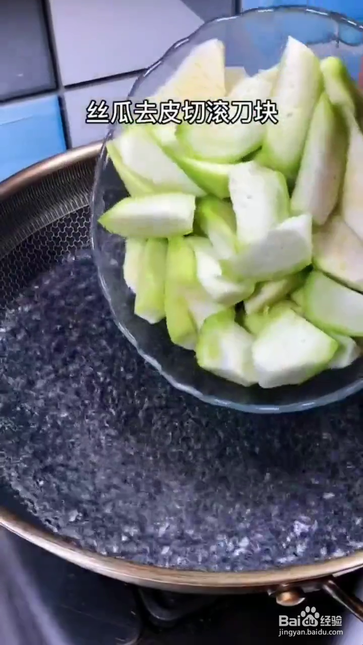 如何制作好吃的丝瓜鸡蛋炒金针菇？