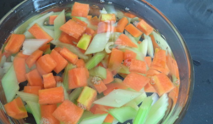 芹菜水煮花生米怎么做