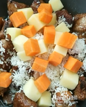 如何自制酱香排骨焖饭？