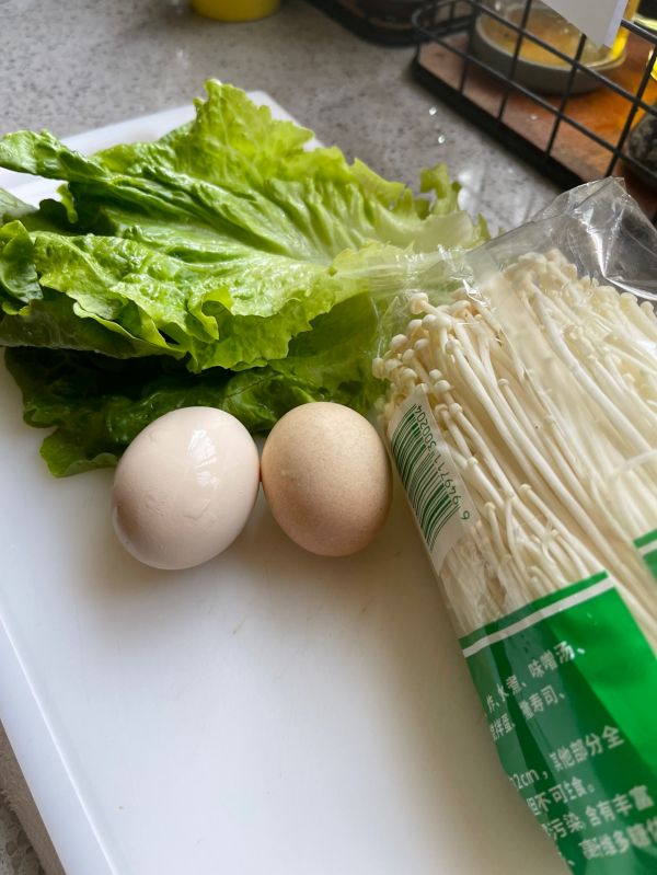 蟹棒生菜叶金针菇鸡蛋饼