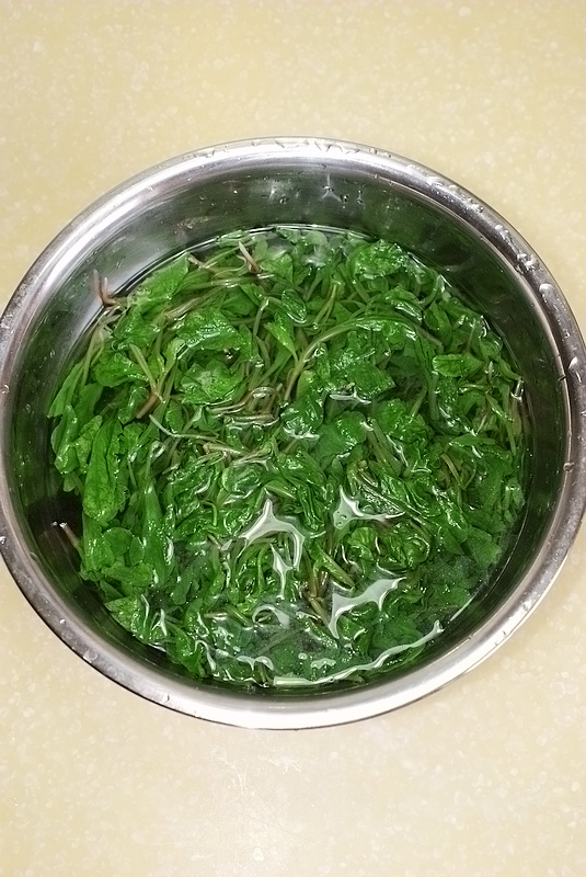 五花肉炒萝卜叶