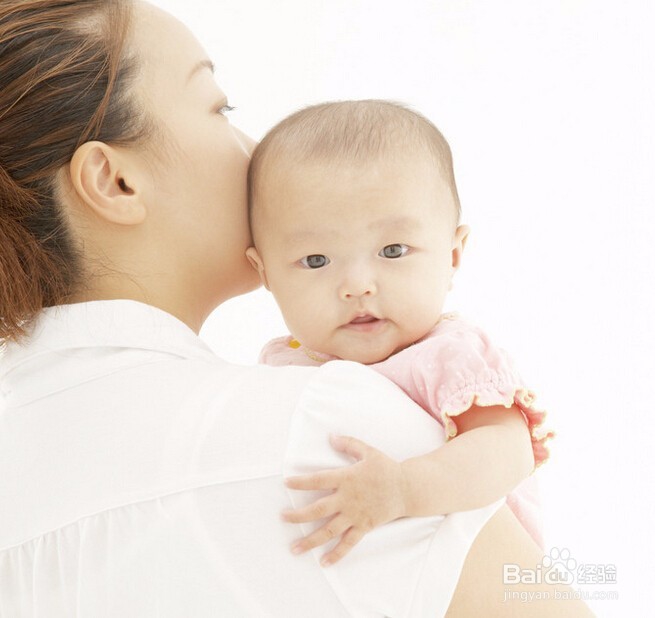 如何让宝宝爬行。