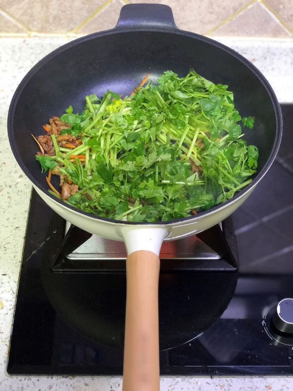 芹菜肉丝盖浇米线