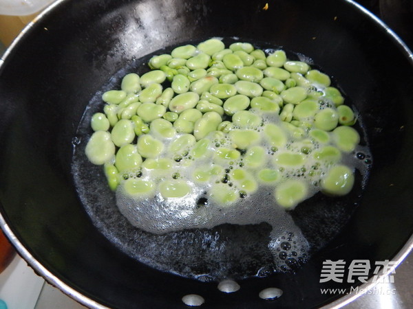 蚕豆炒鸡蛋的做法