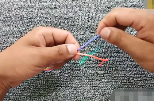 红绳项链后面的可以相互拉伸,可以调节项圈大小的结怎么编呢?如图,刚买的如来佛玉石项链的红绳就断