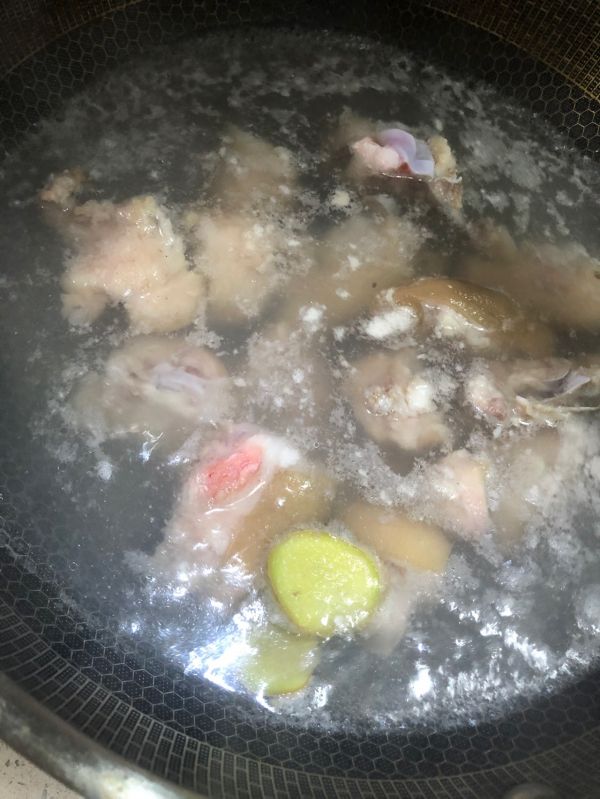 广式眉豆花生莲藕猪脚汤