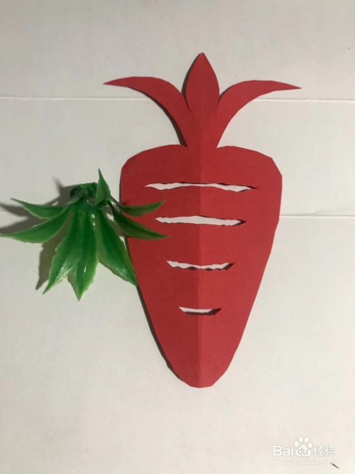 幼儿园手工启蒙 怎样用彩纸裁剪一个胡萝卜