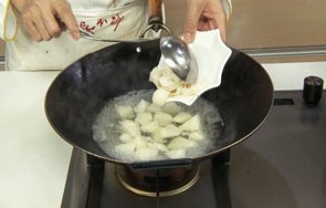 清热解咳：冰糖炖雪梨