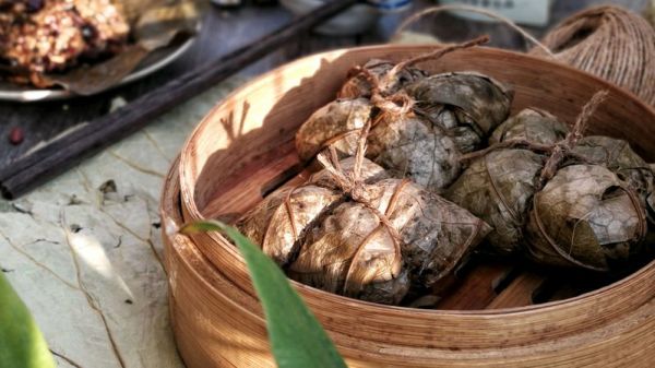 五香腊肉荷叶粽