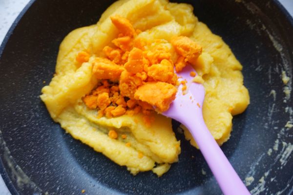 酥皮奶黄流沙月饼