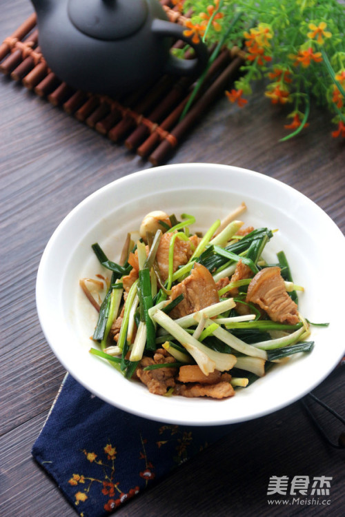 开春尝鲜荞菜炒五花肉片