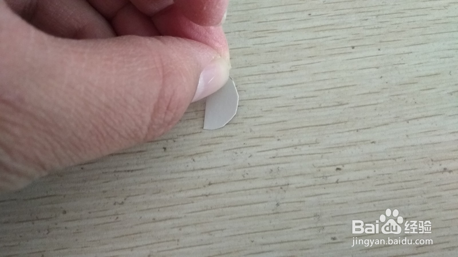 如何用两个半圆形硬卡纸做简易的中性笔的支架