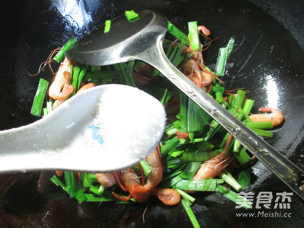 韭菜炒河虾的做法