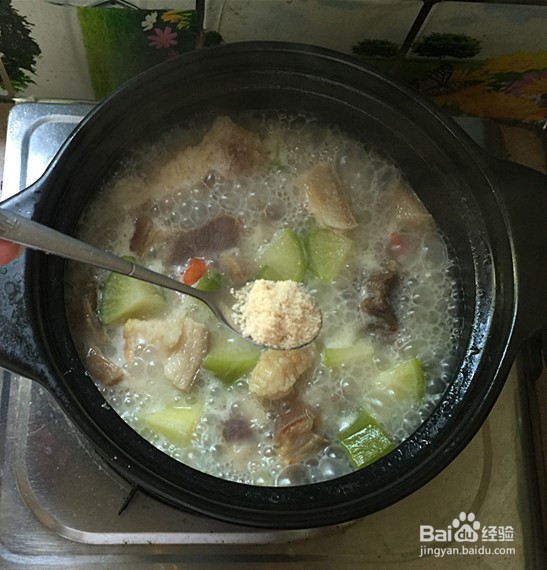 教你如何在家做萝卜炖腊猪蹄肉