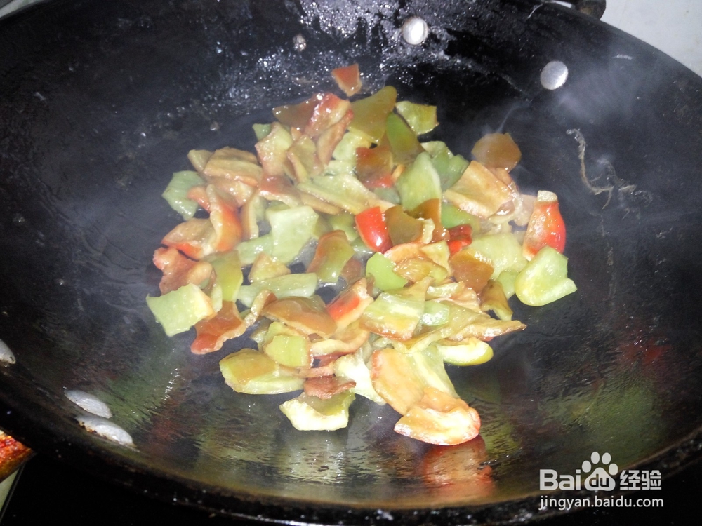 手撕青椒炒虾仁鸡蛋的做法