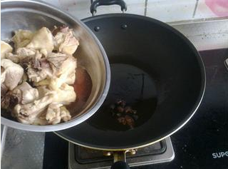 榛蘑炖鸡腿，营养又好又保护一眼睛！