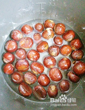 超快手的电饭锅烤栗子