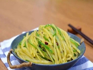 炝拌青椒土豆丝怎么做