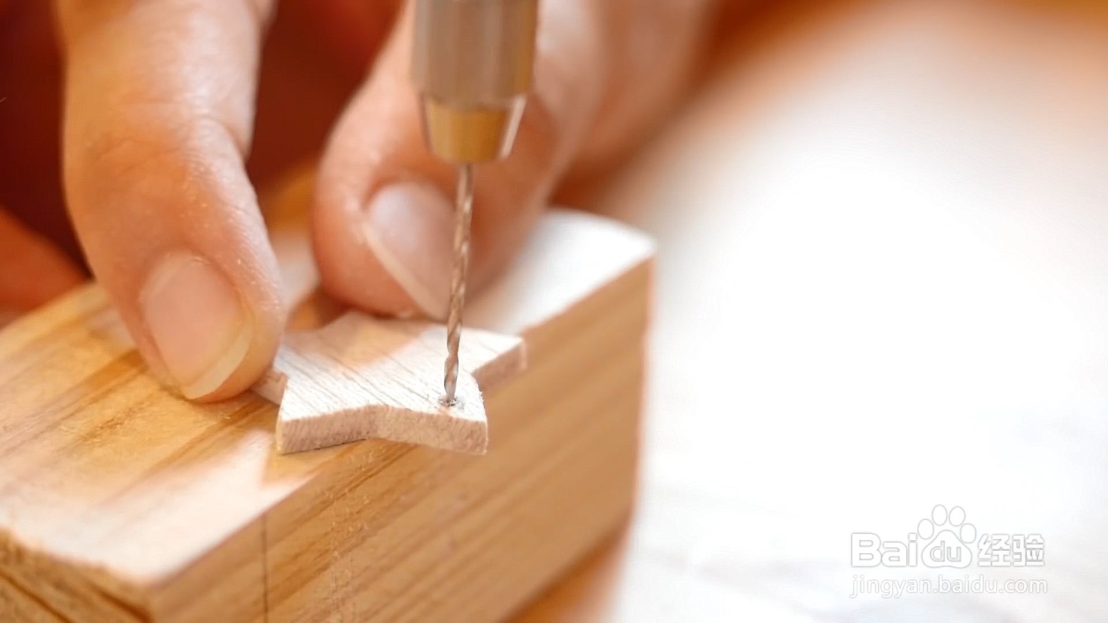 在墙上做一些五星装饰，客人都离不开眼球！