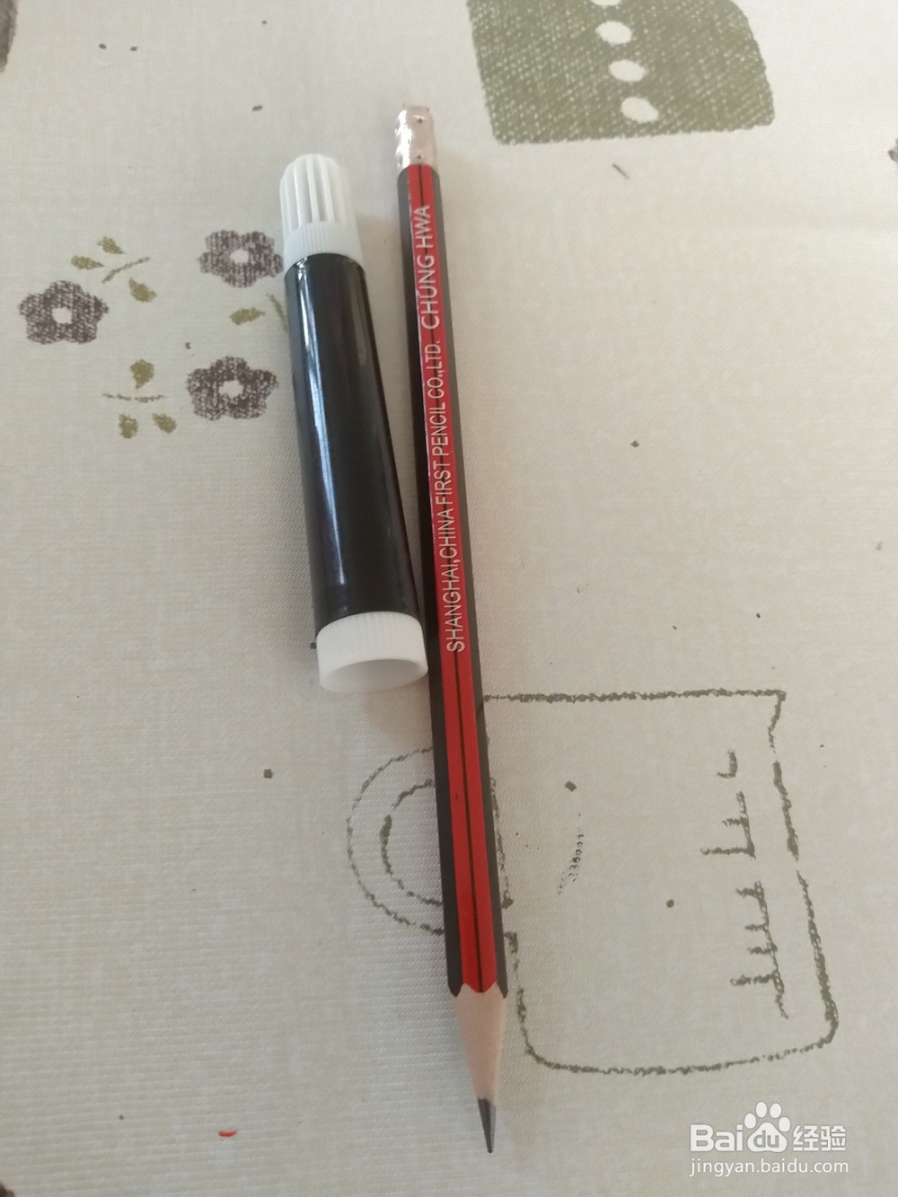 幼儿园小朋友学折纸-可爱的小企鹅