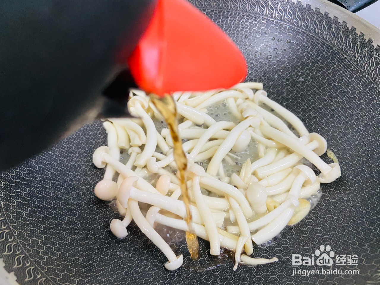 白玉菇炒鸡蛋的做法