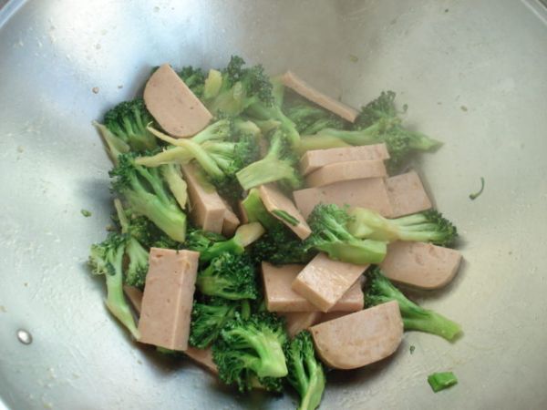 午餐肉炒西兰花