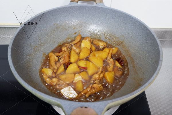 香辣鸡爪烧土豆