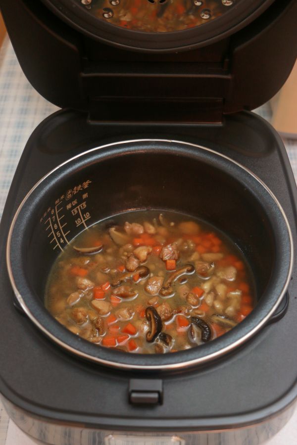 香菇鸡肉煲仔饭