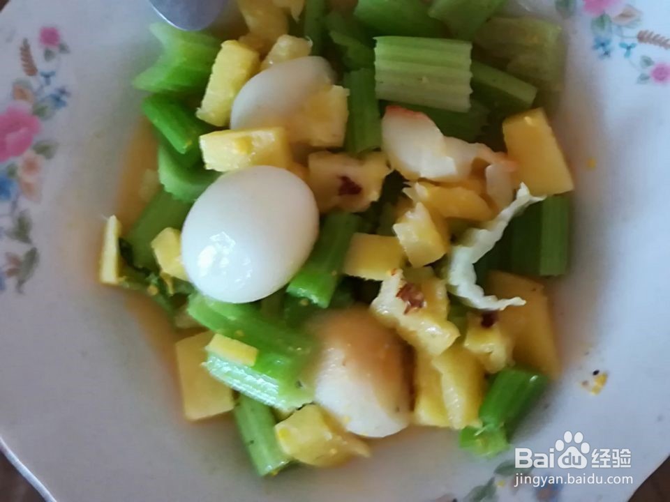 <b>菠萝芹菜鹌鹑蛋菜的具体做法</b>