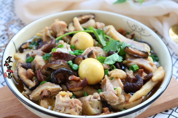姜葱冬菇蒸滑鸡