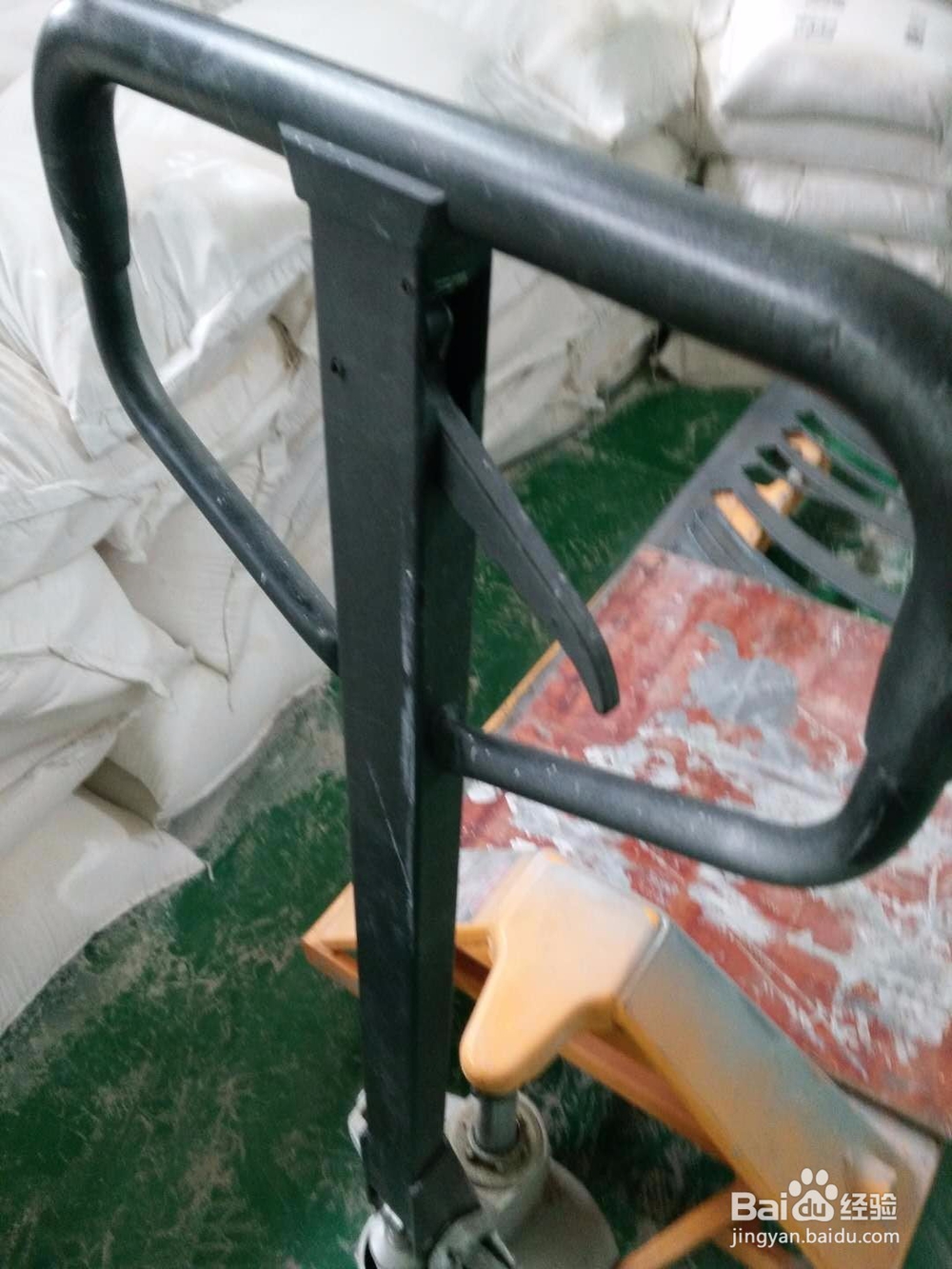 如何使用手推液压车(地牛)