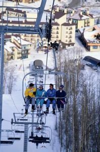 如何跳下滑雪缆车