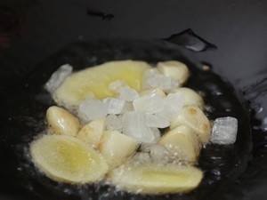 味道令人难忘的啤酒焖鸡爪