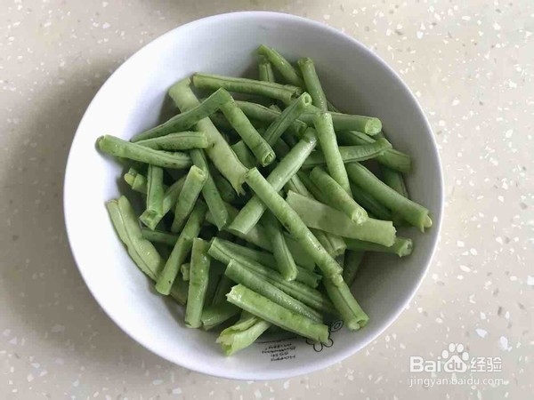 腐竹木耳炒鸡肉的做法