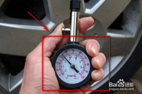 如何确定汽车轮胎标准气压是多少呢？