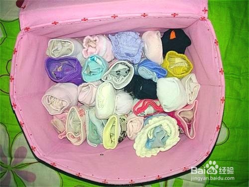 换季时如何整理孩子的衣柜，才不让它乱成一团。