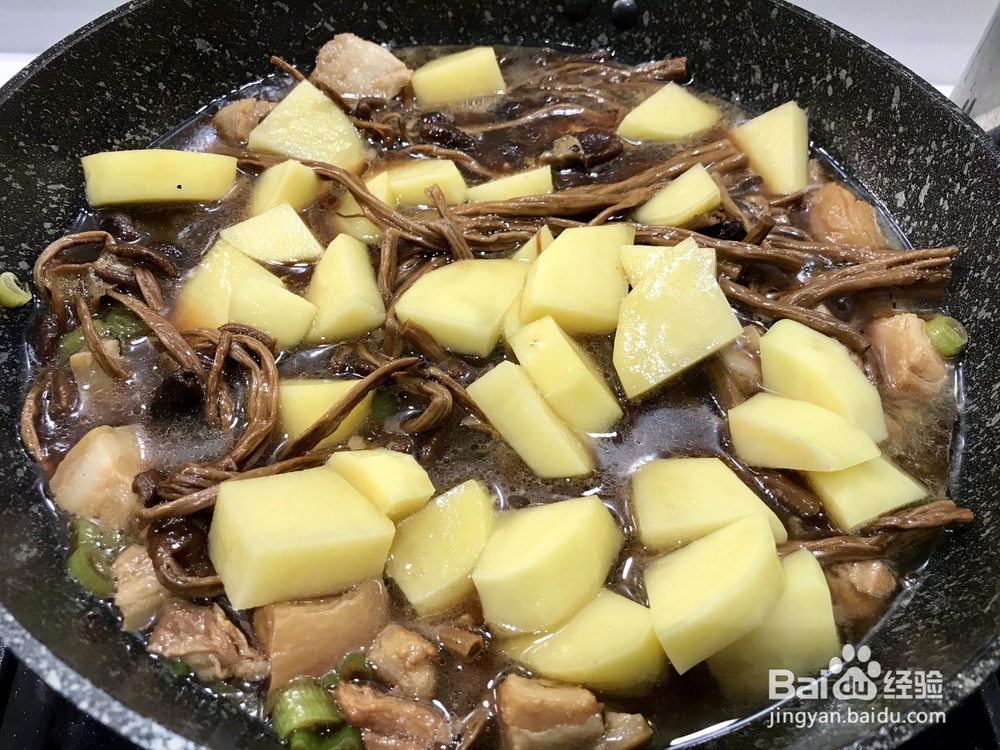 一个人做五花肉炖土豆茶树菇