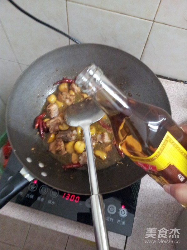板栗焖排骨的做法