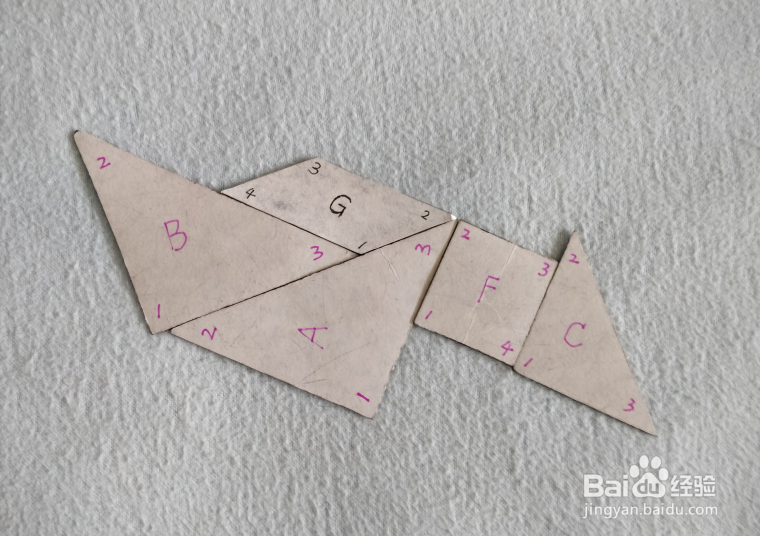 用七巧板怎样拼一只低头向前跑的小鸡？