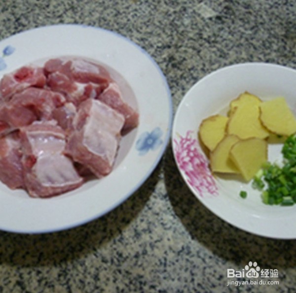 制作美味的排骨螺丝面