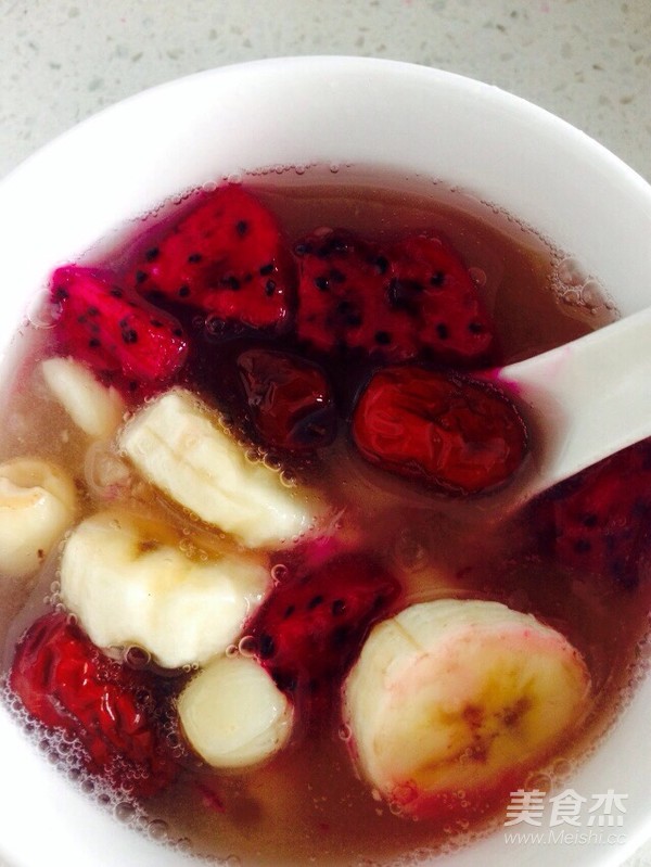 火龙果香蕉莲子红枣银耳汤