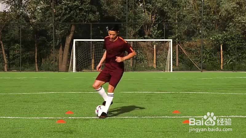 右脚回拉球组合_足球 · 控球技术强化
