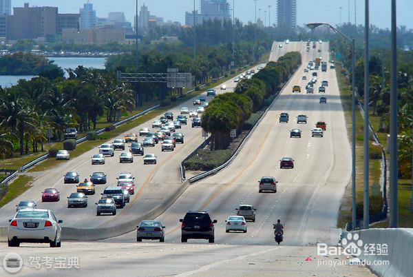 科目三直线行驶,前方突然窜出一只狗,怎么办?