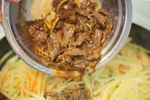土豆丝炒牛肉的做法