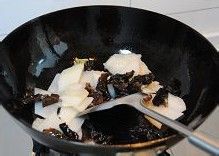 最适合秋天吃的养生保健菜——【鲜山药炒桃仁】