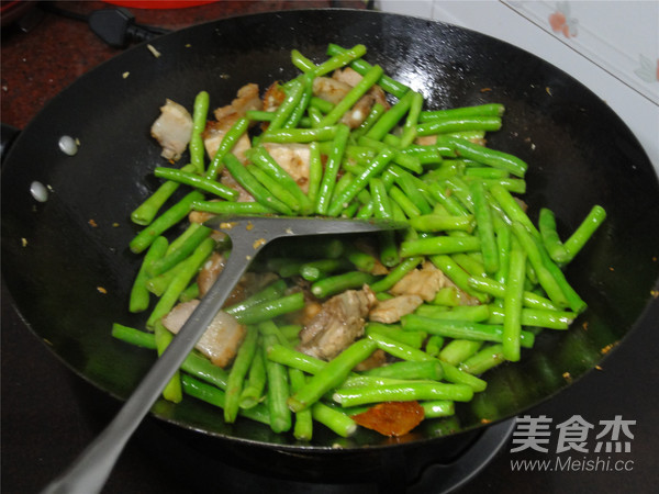 豆角炒烧肉的做法