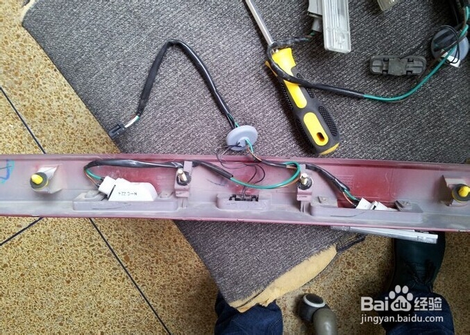 科鲁兹后备箱开关手抠失灵牌照灯不亮后更换